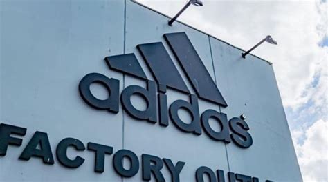 adidas butikker åbningstider.